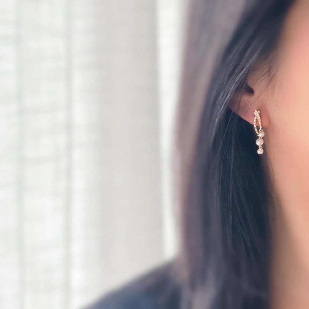 Boucles d'oreilles clip or perles blanche strass élégantes et raffinées, parfaites pour les occasions spéciales ou un look chic au quotidien