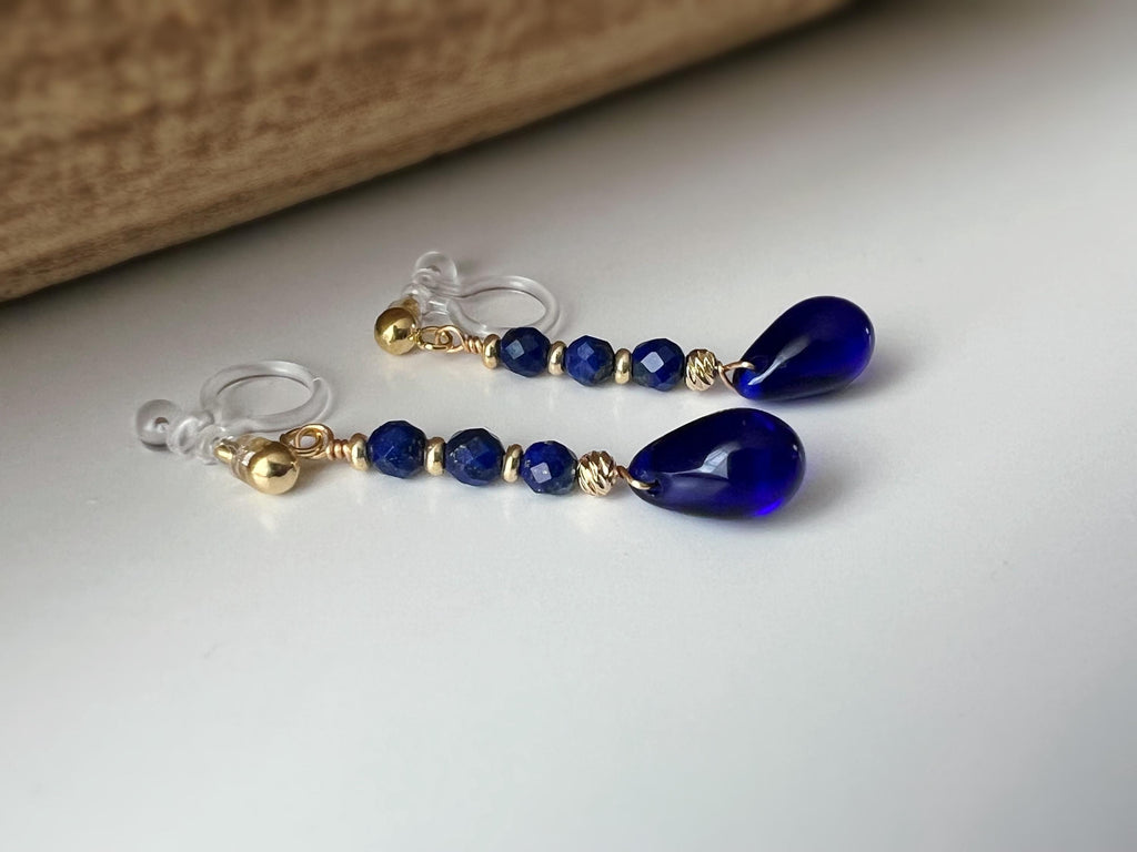 Boucles d'oreilles Clips résine INVISIBLES, Goutte d'eau couleur bleu foncé, Mini perle facettes lapis-lazuli naturel bleu.