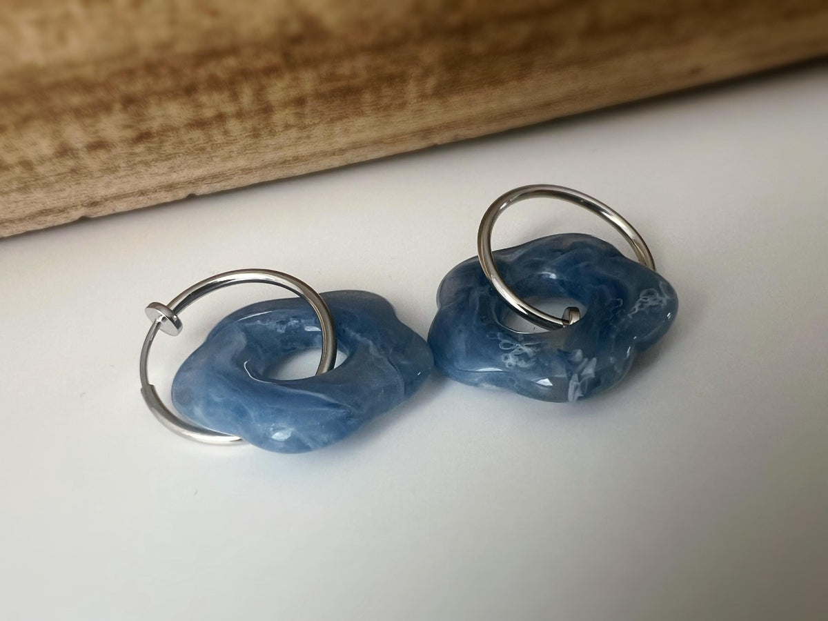 Boucles d’oreilles clip légères et fleuries, au charme rétro en résine marbrée. Un bijou frais chic et sans perçage – craquez sans hésiter !