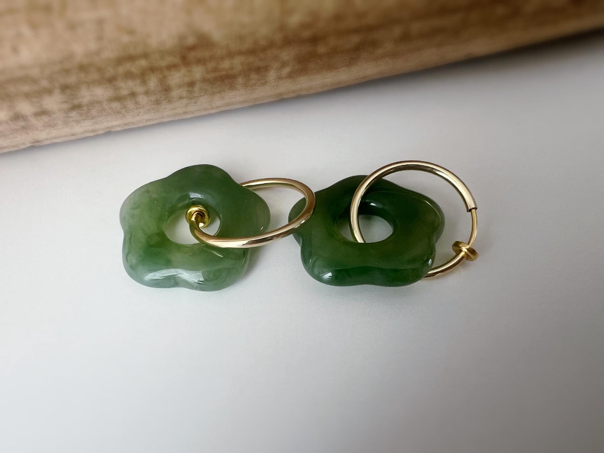 Boucles d’oreilles clip légères et fleuries, au charme rétro en résine marbrée Vert / Saumon clair. Un bijou frais chic et sans perçage