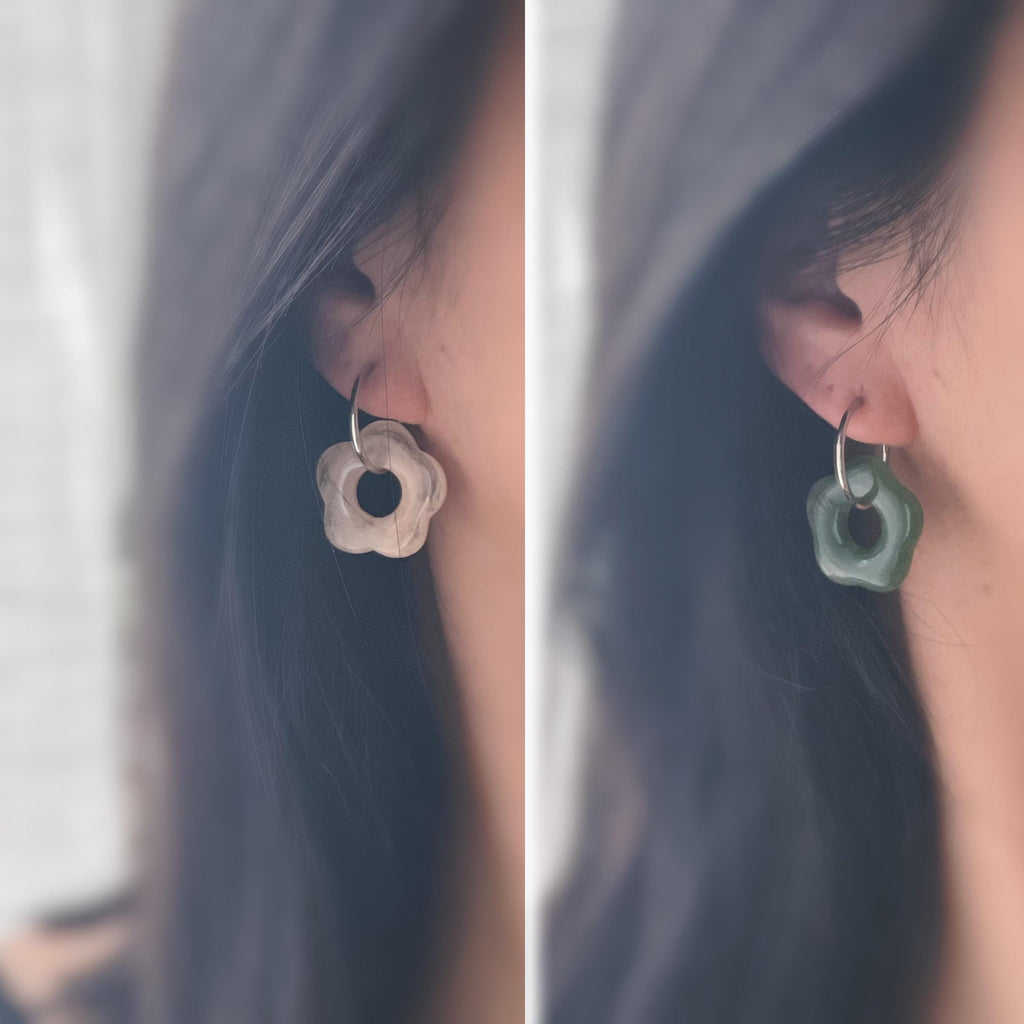 Boucles d’oreilles clip légères et fleuries, au charme rétro en résine marbrée Vert / Saumon clair. Un bijou frais chic et sans perçage