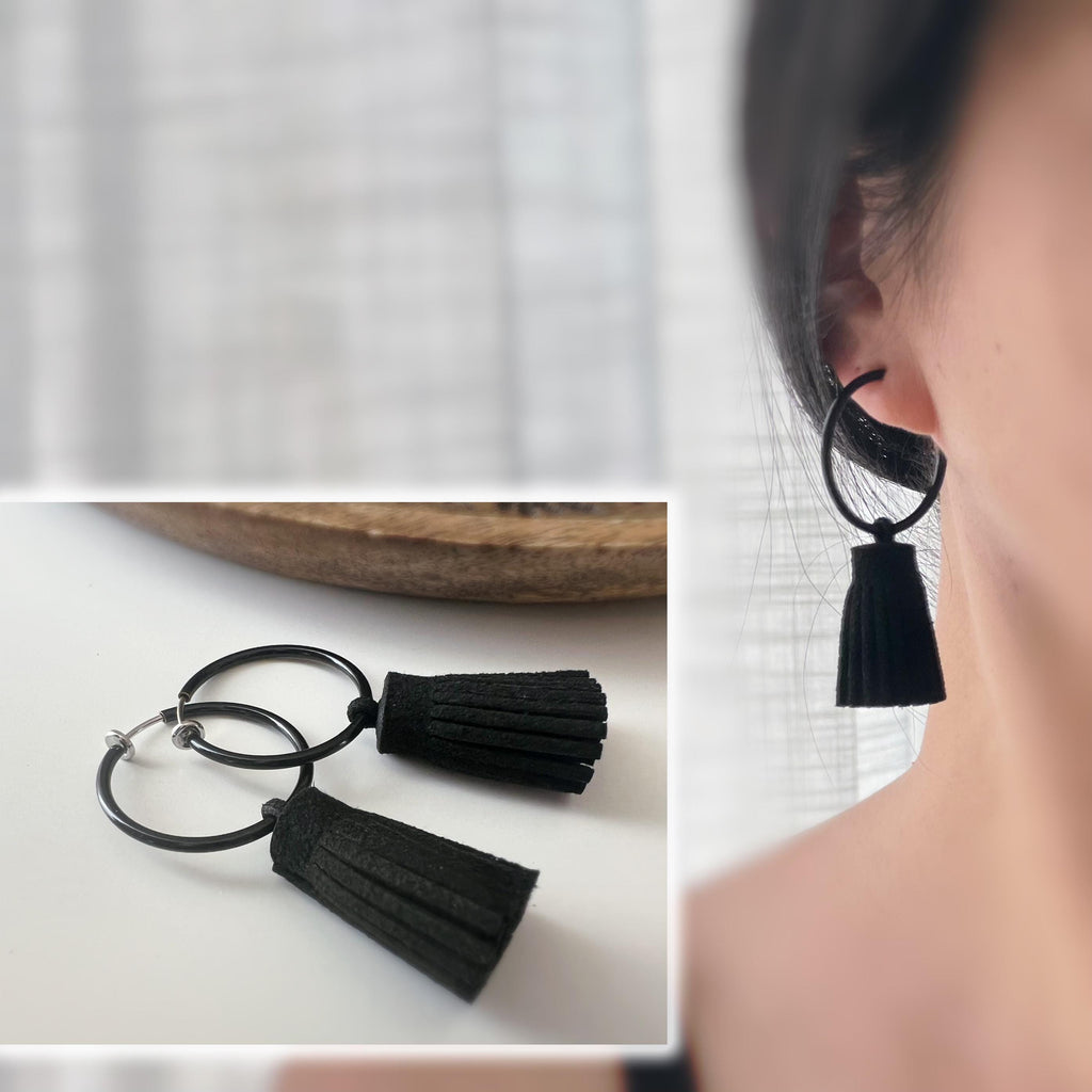 2 EN 1 Créoles Clips 30mm Noir ornées de pampilles pompom noires en cuir Un bijou audacieux et moderne, idéal pour un style chic et affirmé.