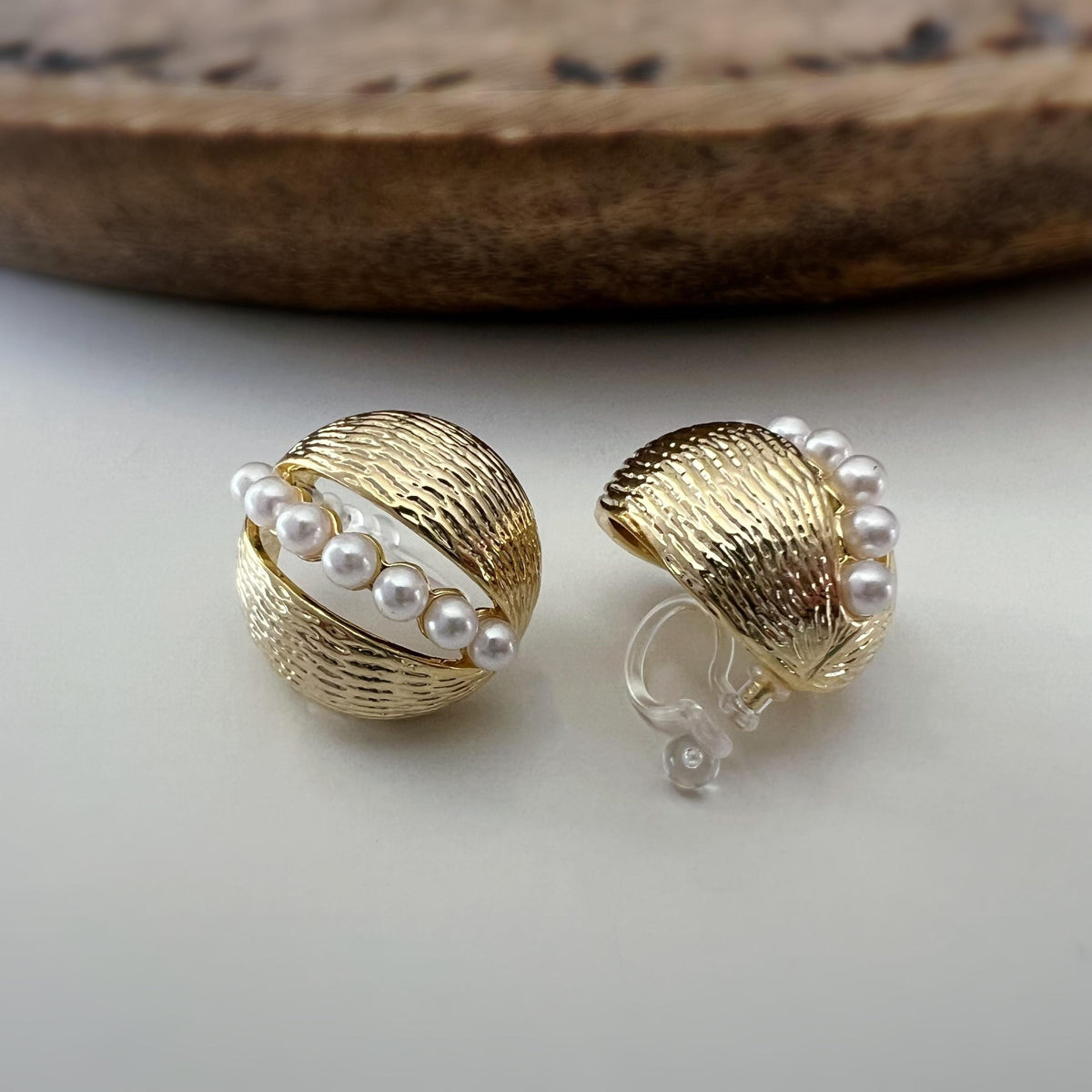Clips d’oreilles dorés ornés de perles blanches fines alignées Élégants et sophistiqués ils ajoutent une touche vintage et chic à vos tenues