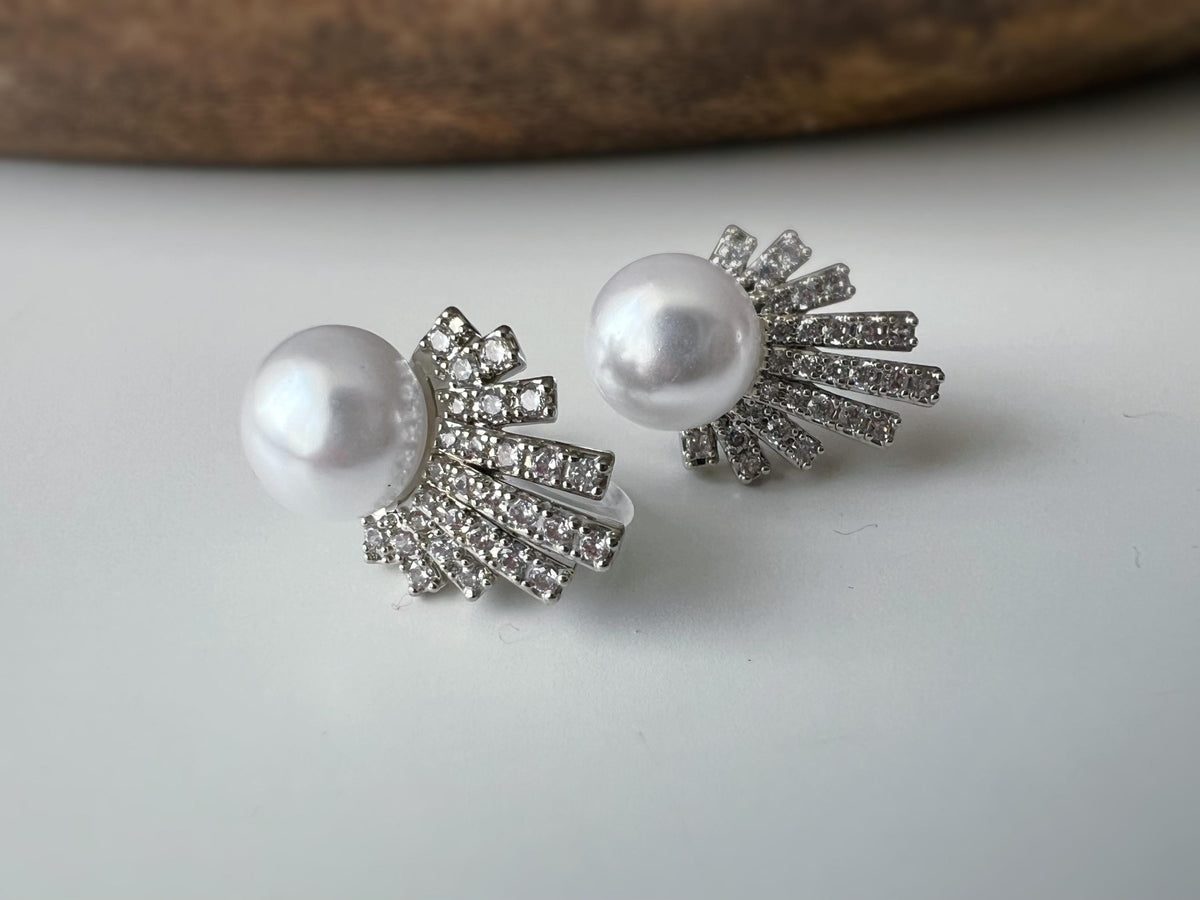 Élégantes boucles d’oreilles clip ornées d’une perle et d’un éventail scintillant de strass, Argent / OR, pour un éclat raffiné sans perçage