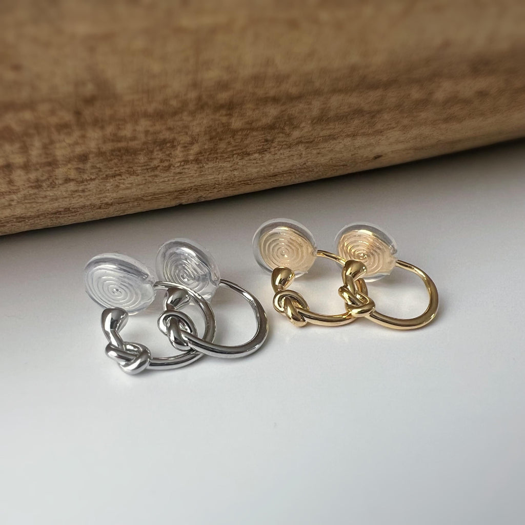 Créoles à clip minimalistes en argent ou doré, design noué élégant et discret, parfaites pour un style raffiné sans perçage d’oreilles.