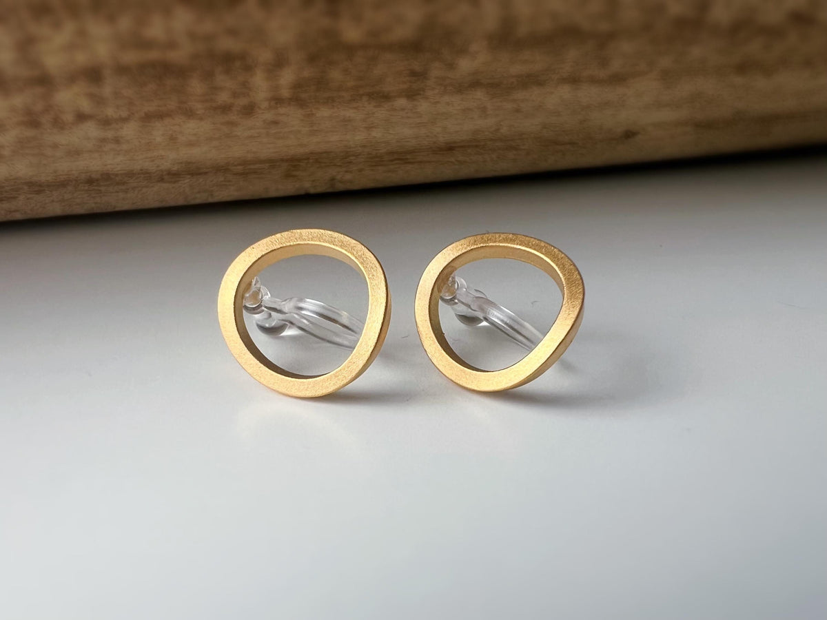 Clips d’oreilles dorés en forme de cercle ajouré design minimaliste raffiné confortables à porter parfaits pour une touche chic sans perçage