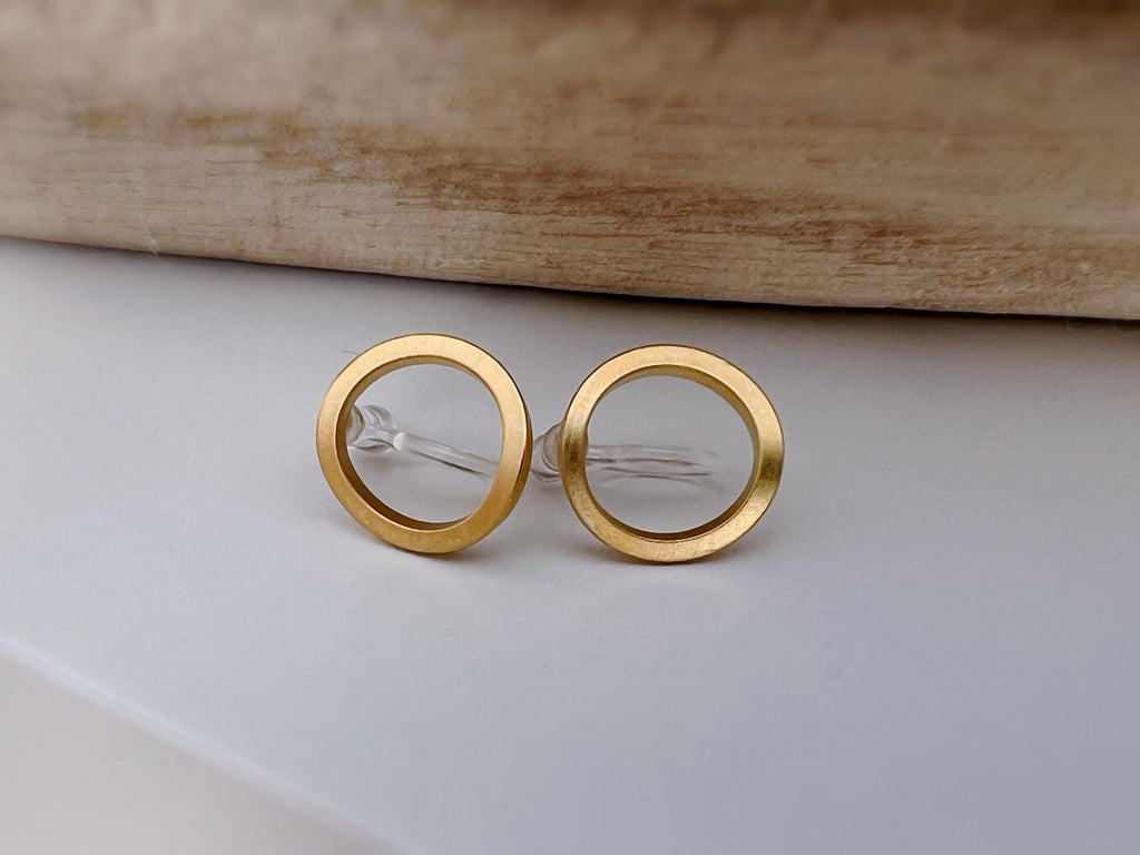 INVISIBLES Clip-on Earrings Matte Gold Color Circle, Comfortable Ear Clips, Minimalist Daily Jewelry.