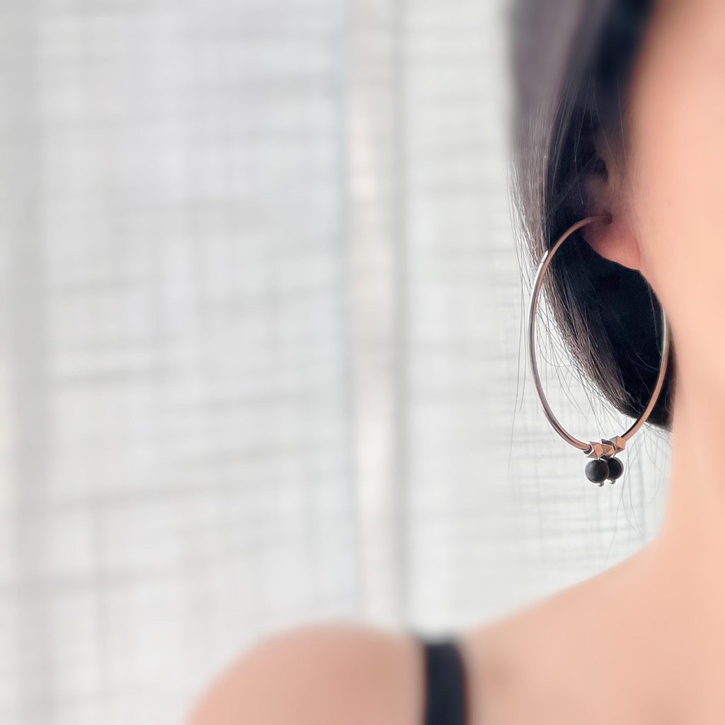Clips d'oreille Créoles 2-EN-1 CLIPS anneaux Argent 60mm Perles de bois de santal noir. Confortables raffinées une touche chic sans perçage.