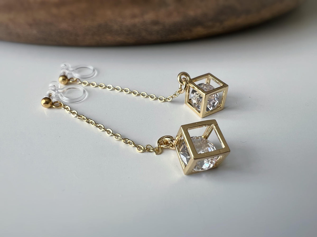 Longues Boucles d'oreilles pendantes CLIPS INVISIBLES couleur doré, Chaîne doré, Cube avec strass, bijoux quotidien, cadeaux pour elle.