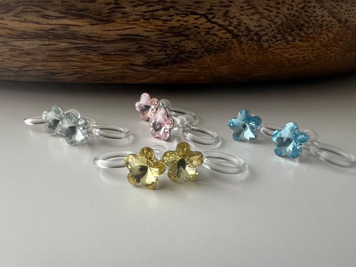 Sweet Mini Fleur Cristaux PureCrystal Boucles d’oreilles clip légères et confortables, idéales pour illuminer vos tenues sans perçage.