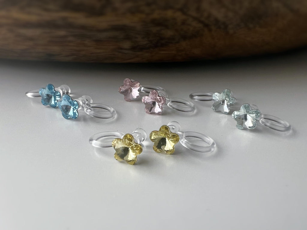 Sweet Mini Fleur Cristaux PureCrystal Boucles d’oreilles clip légères et confortables, idéales pour illuminer vos tenues sans perçage.