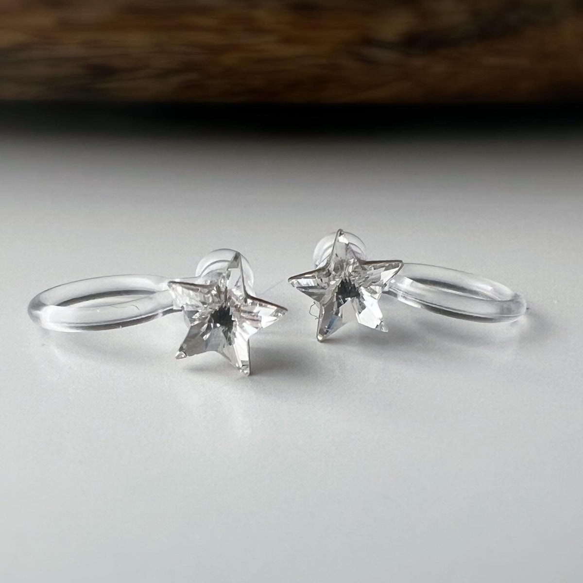 Mini étoile Cristaux PureCrystal Boucles d’oreilles clip légères et confortables, idéales pour illuminer vos tenues sans perçage.