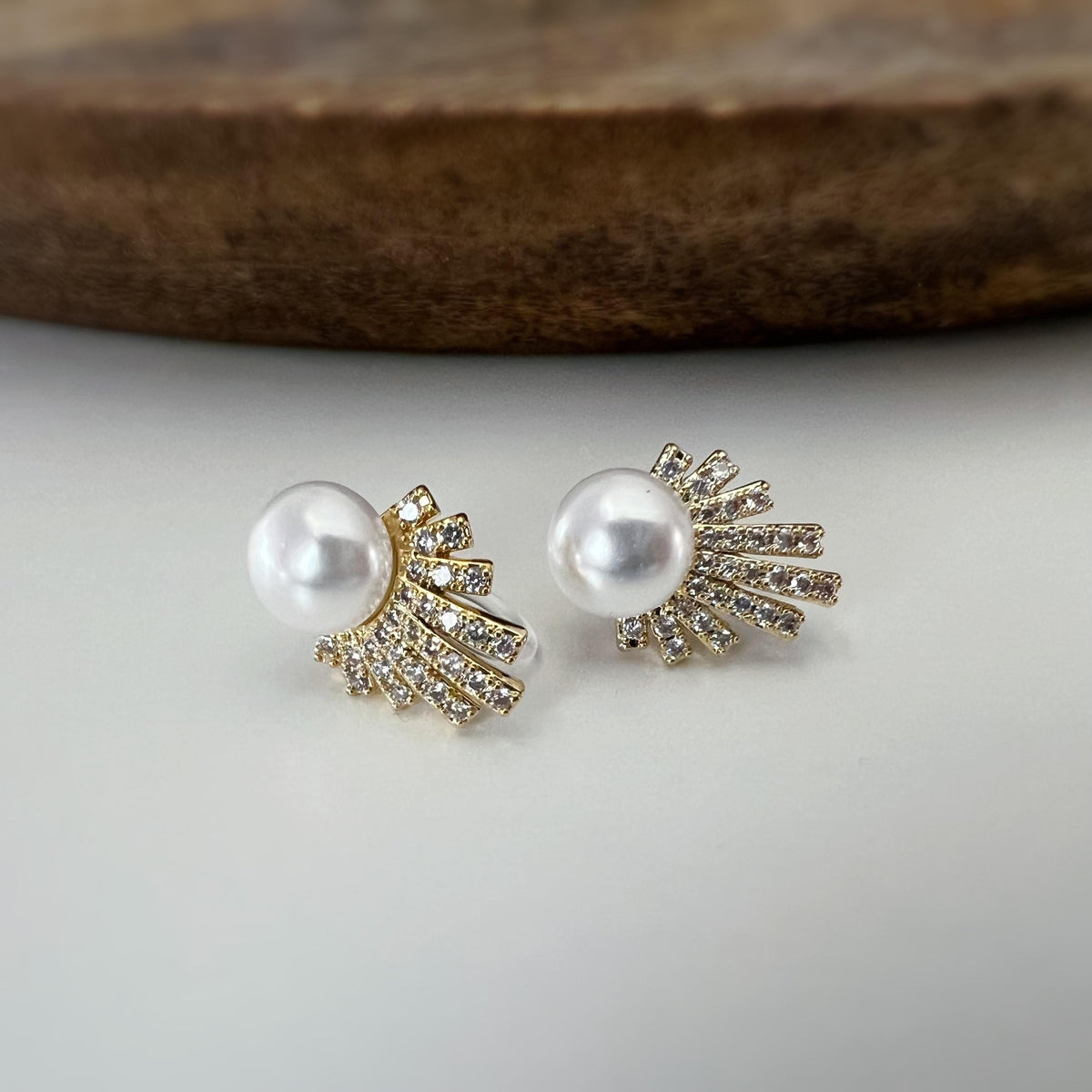 Élégantes boucles d’oreilles clip ornées d’une perle et d’un éventail scintillant de strass, Argent / OR, pour un éclat raffiné sans perçage