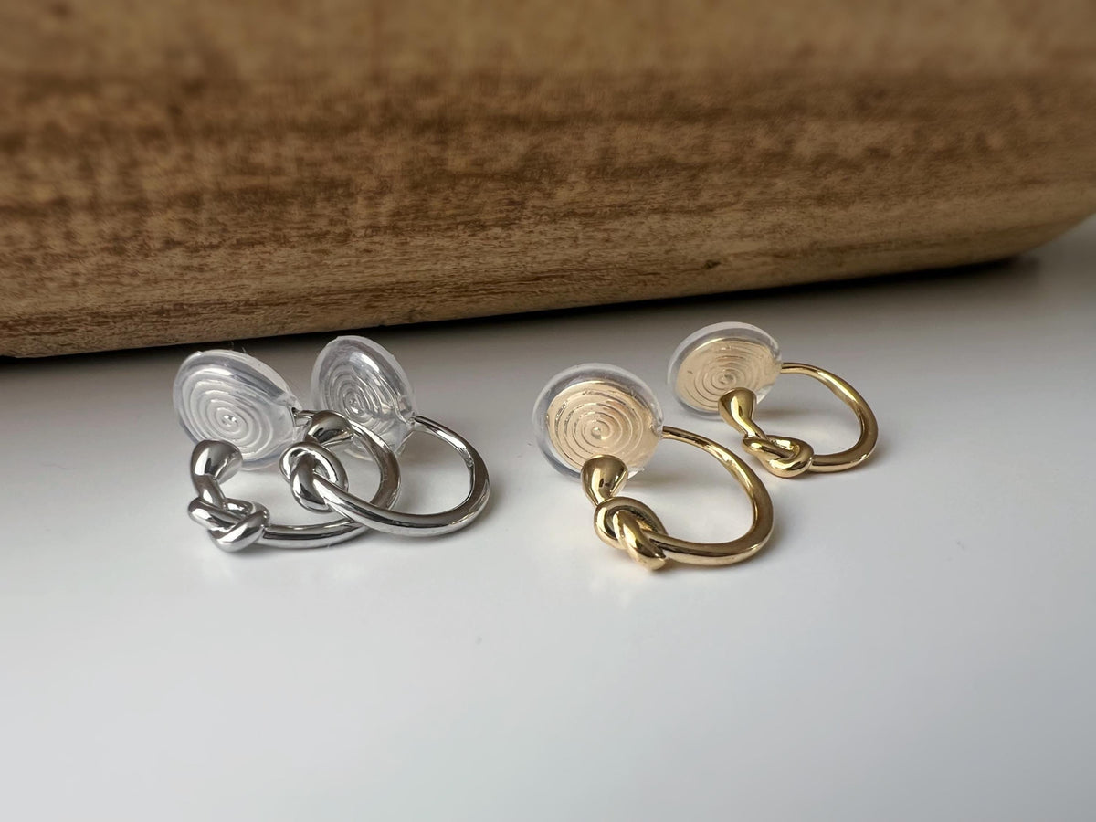 Créoles à clip minimalistes en argent ou doré, design noué élégant et discret, parfaites pour un style raffiné sans perçage d’oreilles.