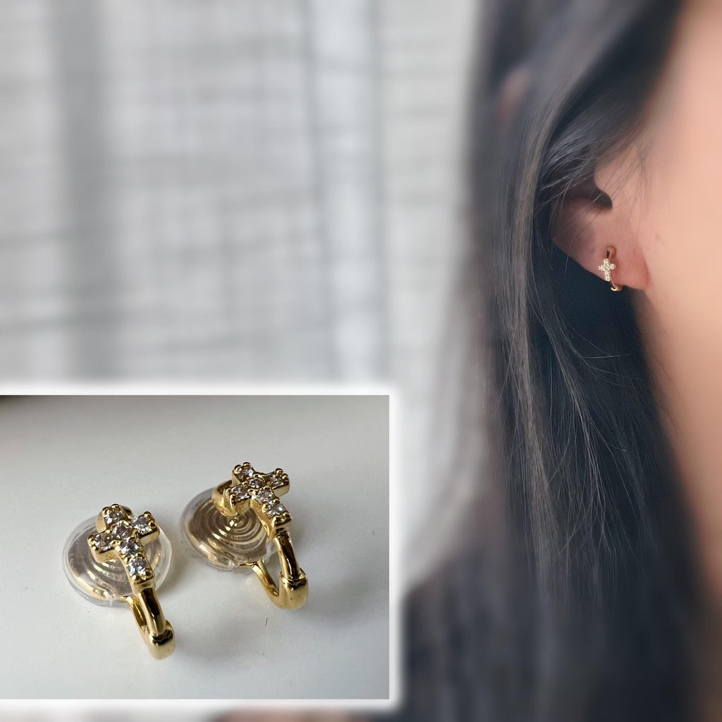 Créoles à clip minimalistes Mini croix incrustée de strass couleur or, parfaites pour un style raffiné sans perçage d’oreilles.