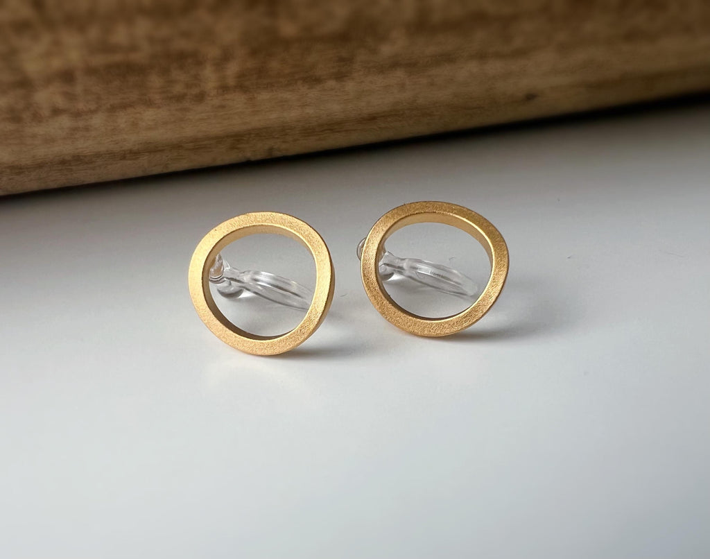 Clips d’oreilles dorés en forme de cercle ajouré design minimaliste raffiné confortables à porter parfaits pour une touche chic sans perçage