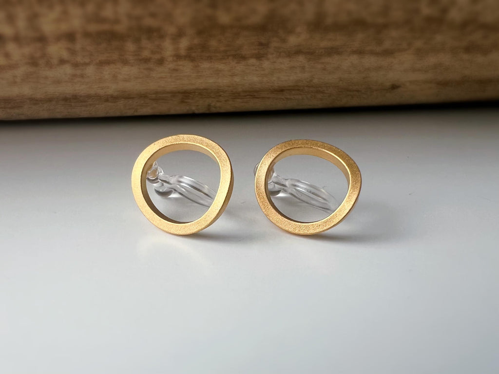 Clips d’oreilles dorés en forme de cercle ajouré design minimaliste raffiné confortables à porter parfaits pour une touche chic sans perçage