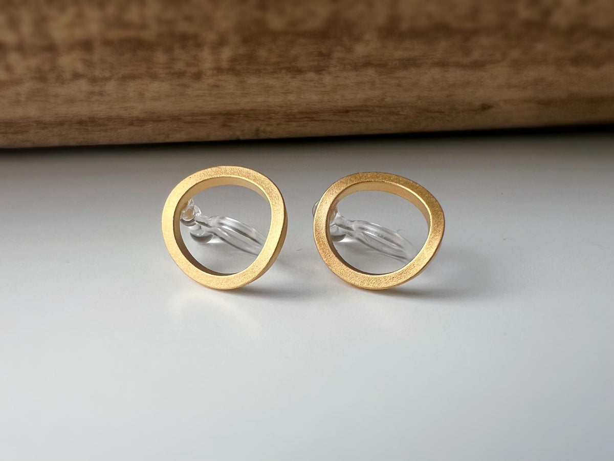 Clips d’oreilles dorés en forme de cercle ajouré design minimaliste raffiné confortables à porter parfaits pour une touche chic sans perçage