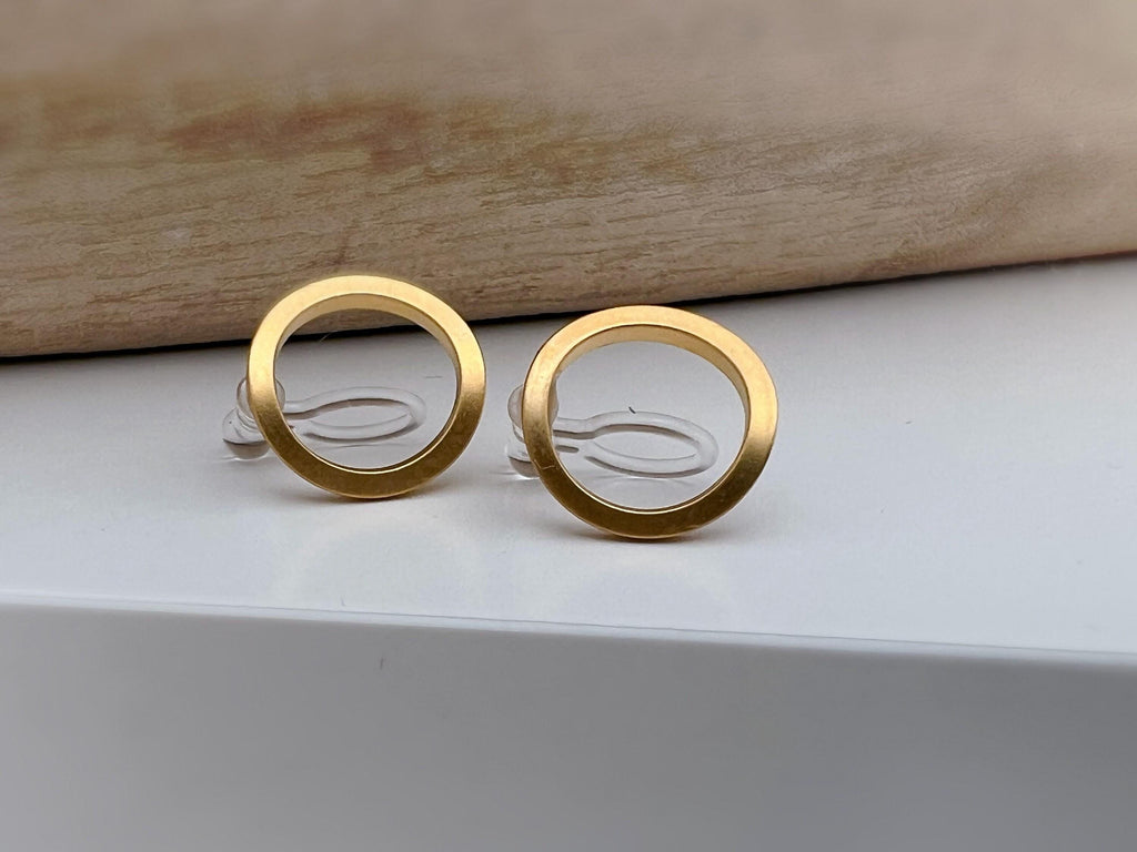 INVISIBLES Clip-on Earrings Matte Gold Color Circle, Comfortable Ear Clips, Minimalist Daily Jewelry.
