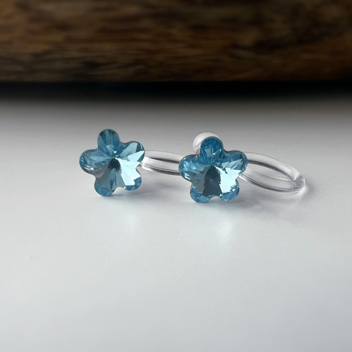 Sweet Mini Fleur Cristaux PureCrystal Boucles d’oreilles clip légères et confortables, idéales pour illuminer vos tenues sans perçage.