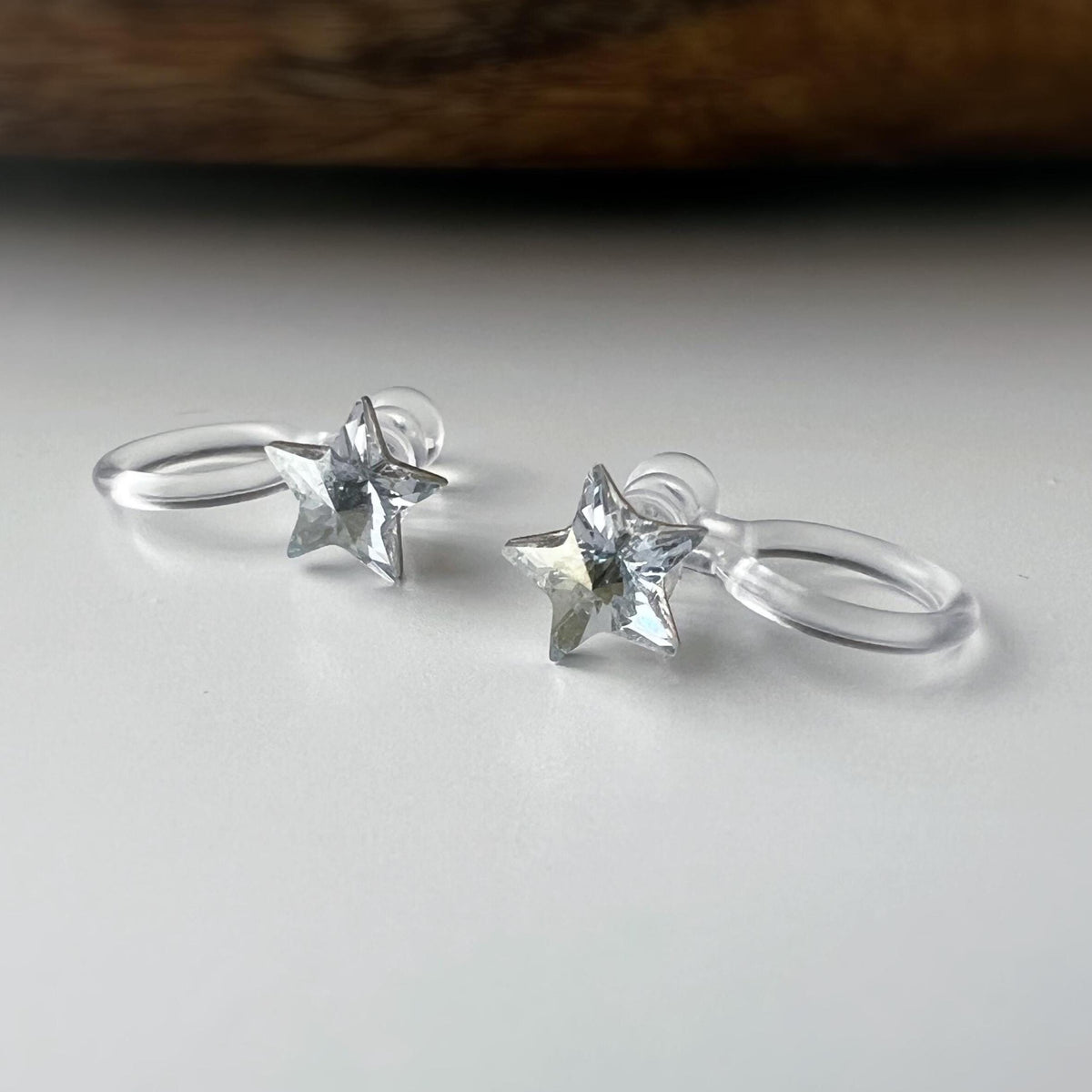Mini étoile Cristaux PureCrystal Boucles d’oreilles clip légères et confortables, idéales pour illuminer vos tenues sans perçage.