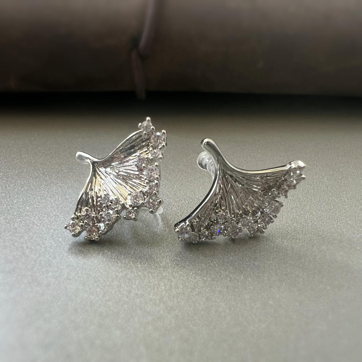 Boucles d’oreilles CLIPS feuille de ginkgo scintillante, élégantes et confortables, zircon raffiné, style naturel sans perçage
