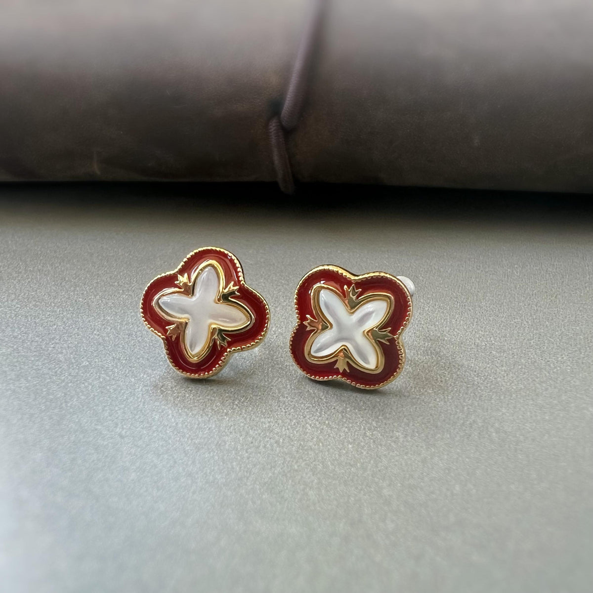 Clips d’oreilles invisibles trèfle à 4 feuilles rouge et doré en nacre blanche – porte-bonheur