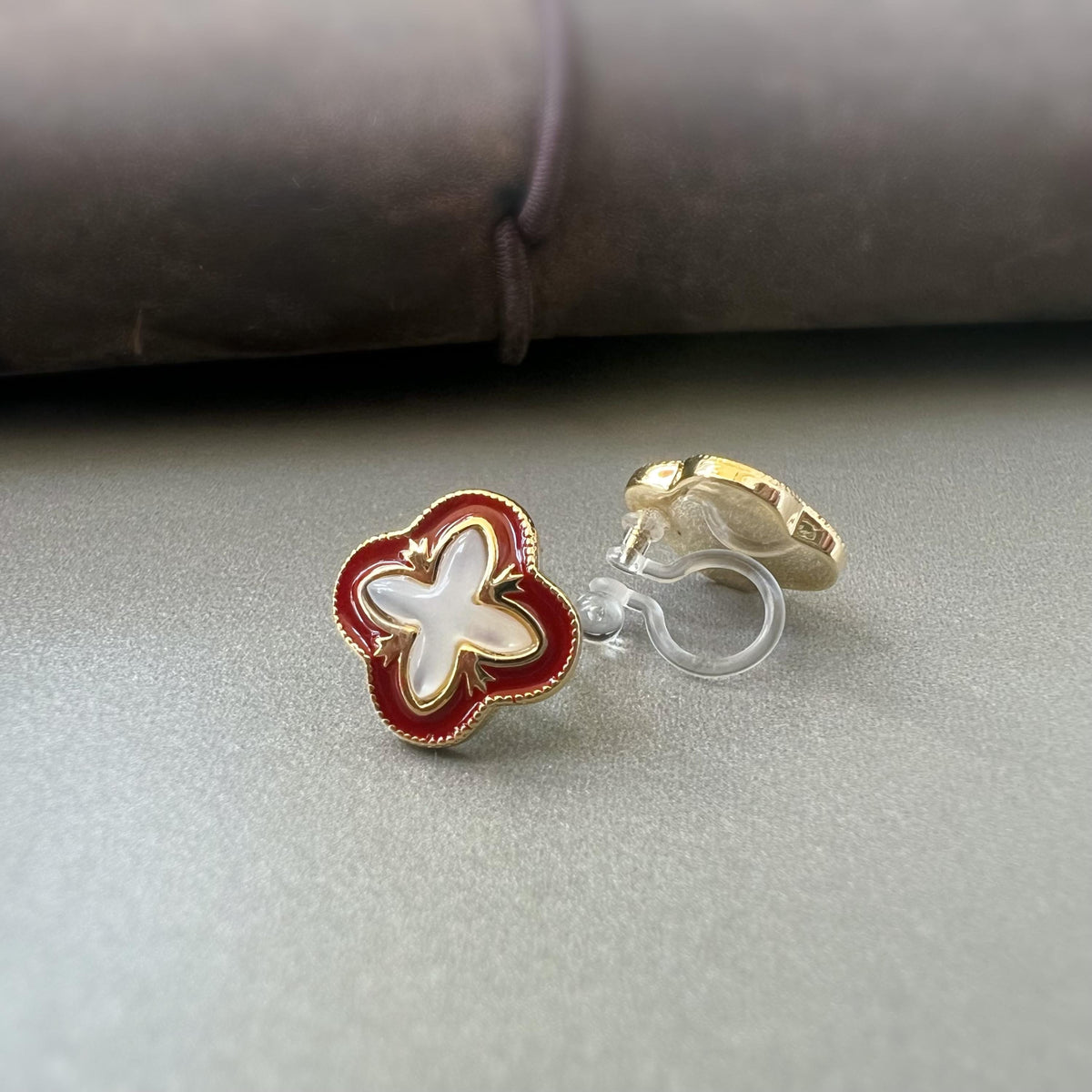 Clips d’oreilles invisibles trèfle à 4 feuilles rouge et doré en nacre blanche – porte-bonheur