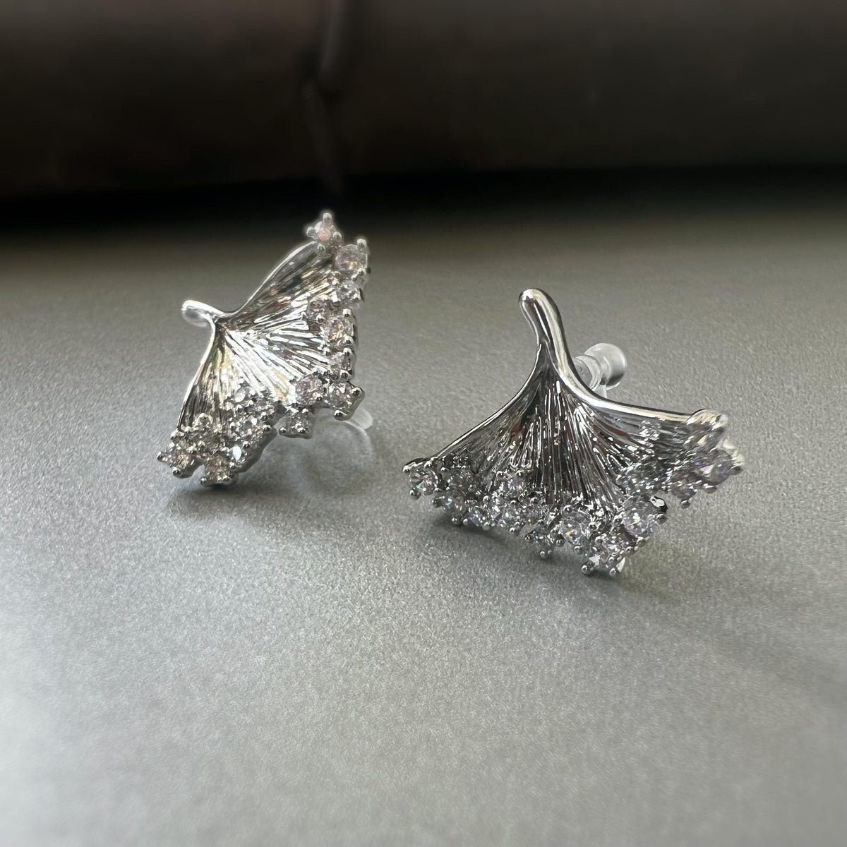 Boucles d’oreilles CLIPS feuille de ginkgo scintillante, élégantes et confortables, zircon raffiné, style naturel sans perçage