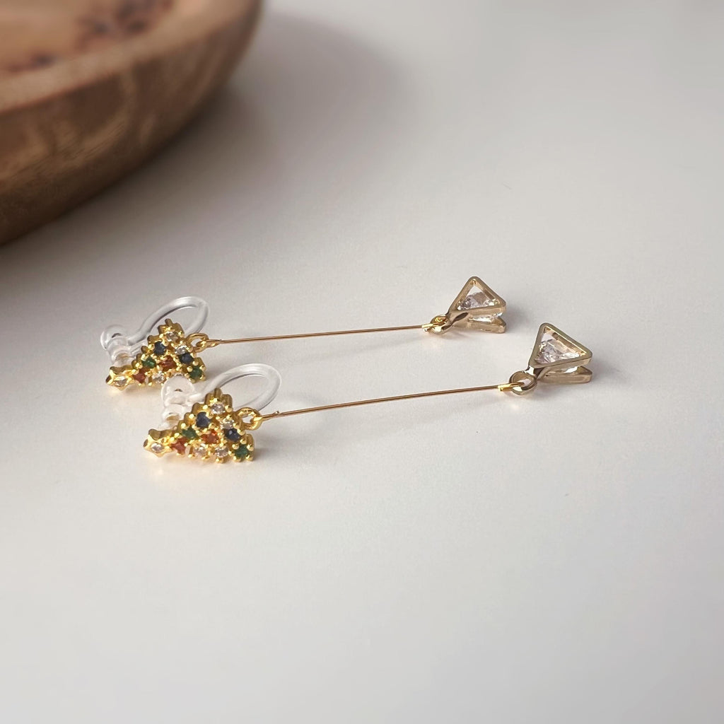 Boucles d’oreilles CLIPS dorées Sapin de Noël & cristal triangulaire – longues, sans perçage, élégantes et scintillantes