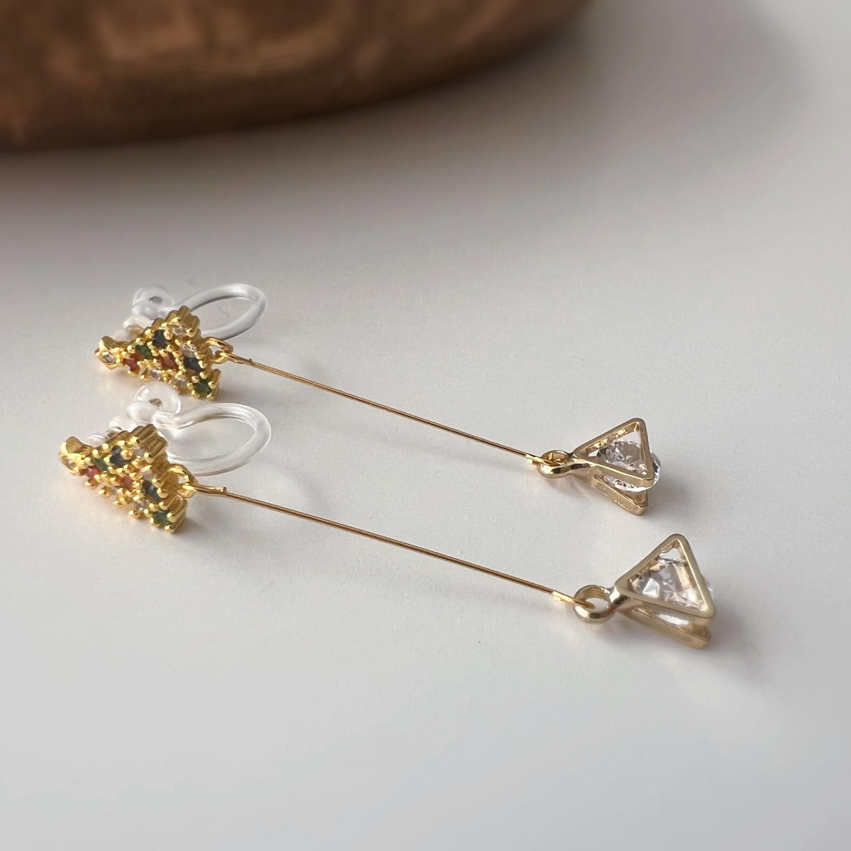 Boucles d’oreilles CLIPS dorées Sapin de Noël & cristal triangulaire – longues, sans perçage, élégantes et scintillantes