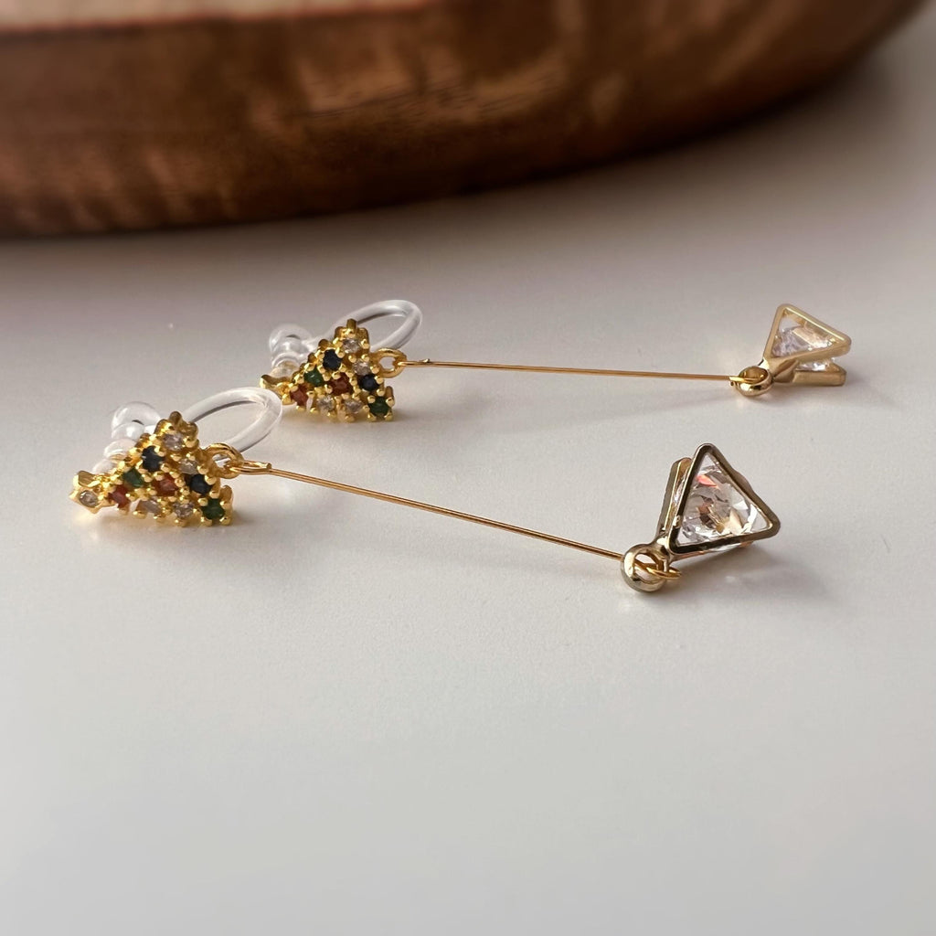 Boucles d’oreilles CLIPS dorées Sapin de Noël & cristal triangulaire – longues, sans perçage, élégantes et scintillantes