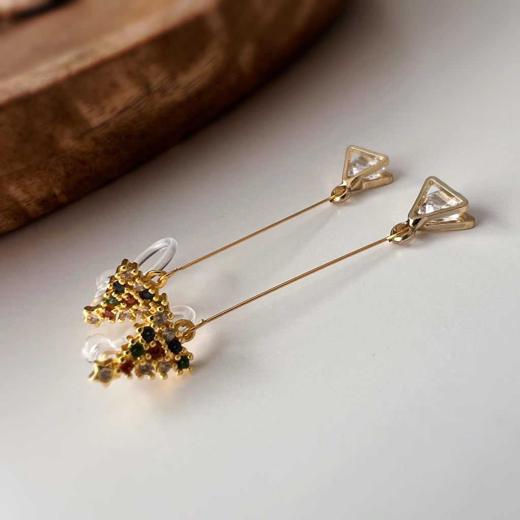 Boucles d’oreilles CLIPS dorées Sapin de Noël & cristal triangulaire – longues, sans perçage, élégantes et scintillantes