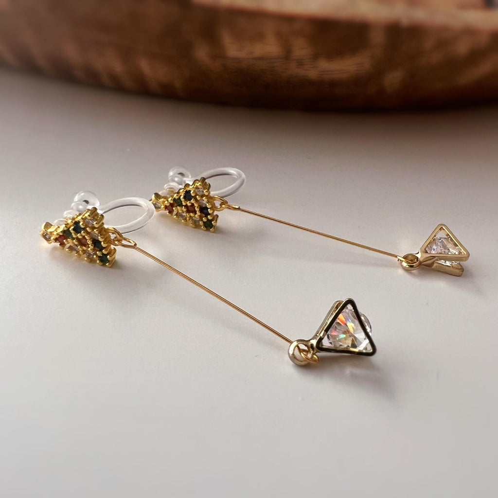 Boucles d’oreilles CLIPS dorées Sapin de Noël & cristal triangulaire – longues, sans perçage, élégantes et scintillantes