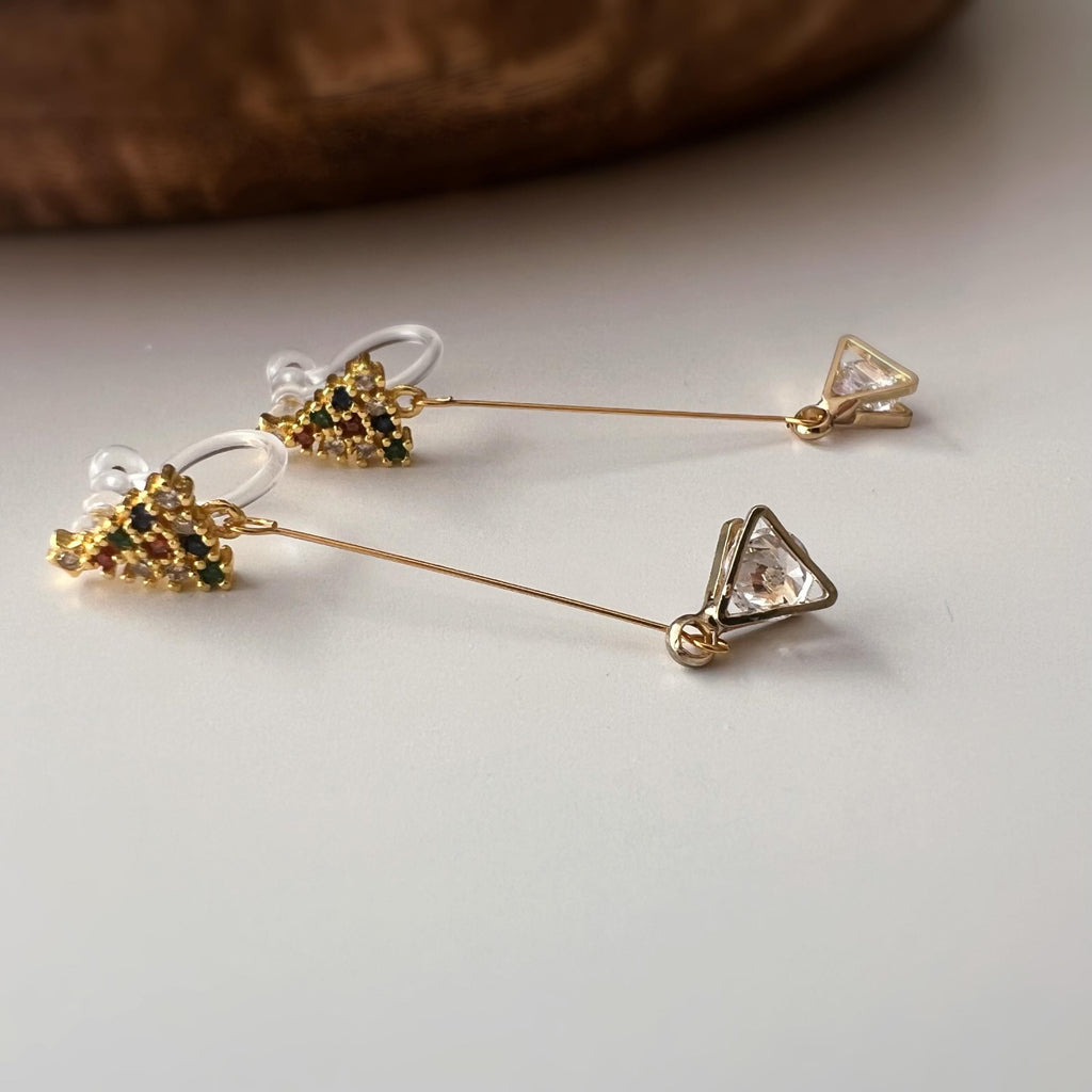 Boucles d’oreilles CLIPS dorées Sapin de Noël & cristal triangulaire – longues, sans perçage, élégantes et scintillantes