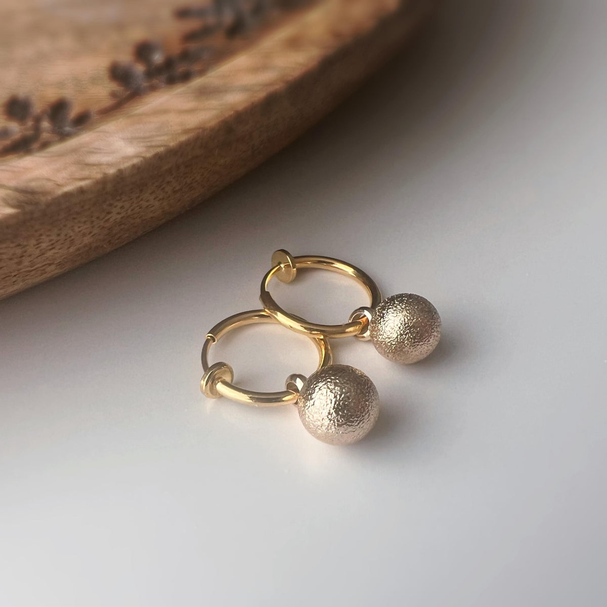 2-EN-1 Boucles d’oreilles CLIPS Créoles dorées & boule mate – Élégantes clips d’oreilles sans perçage
