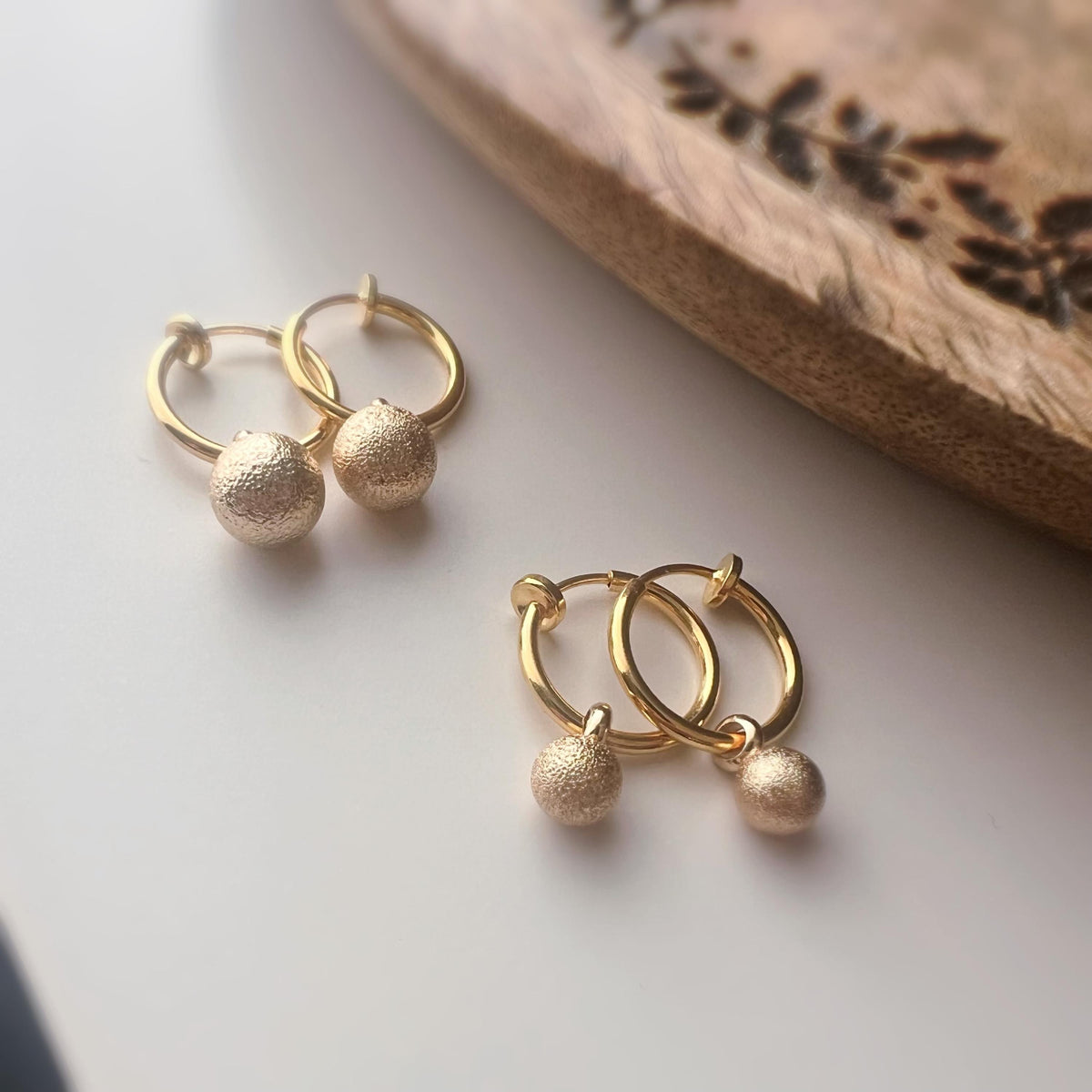 2-EN-1 Boucles d’oreilles CLIPS Créoles dorées & boule mate – Élégantes clips d’oreilles sans perçage