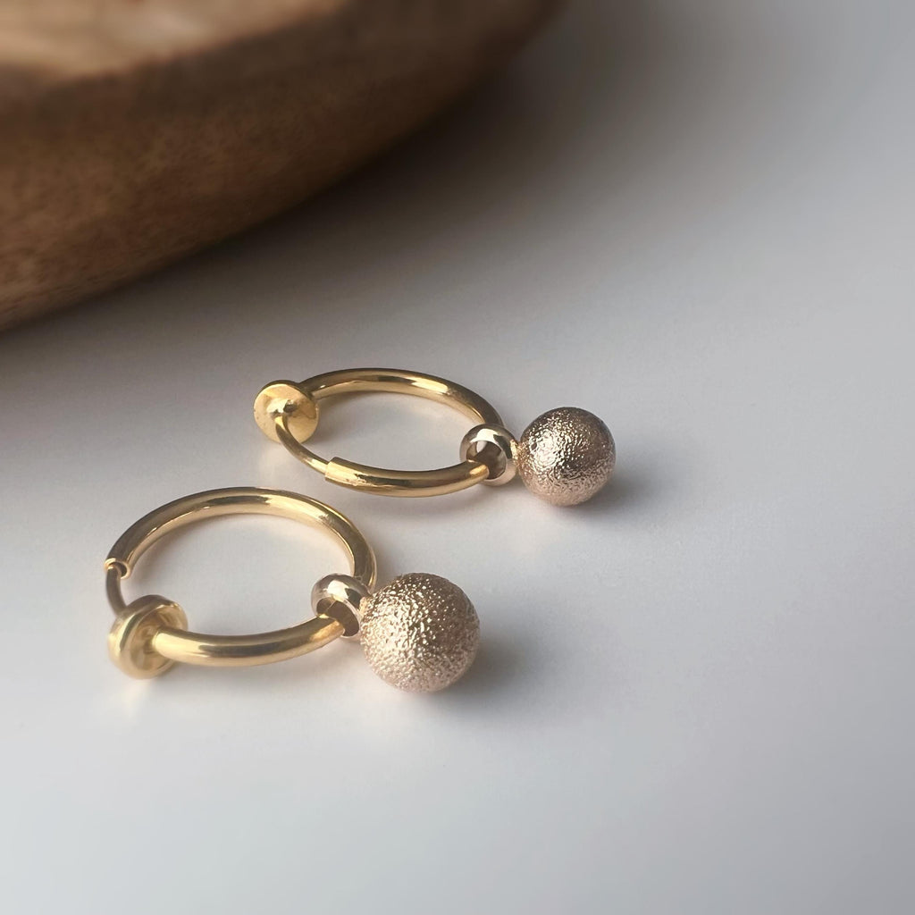 2-EN-1 Boucles d’oreilles CLIPS Créoles dorées & boule mate – Élégantes clips d’oreilles sans perçage