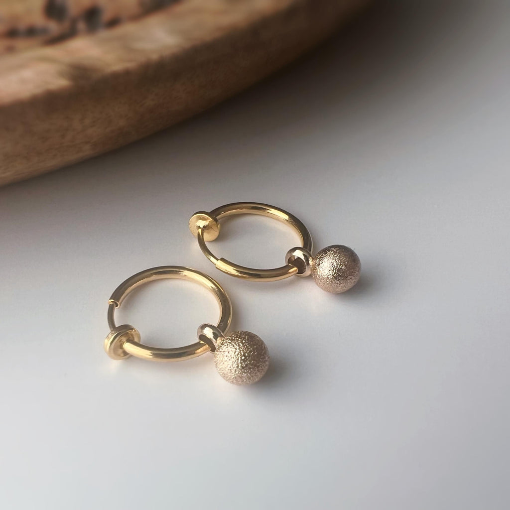 2-EN-1 Boucles d’oreilles CLIPS Créoles dorées & boule mate – Élégantes clips d’oreilles sans perçage
