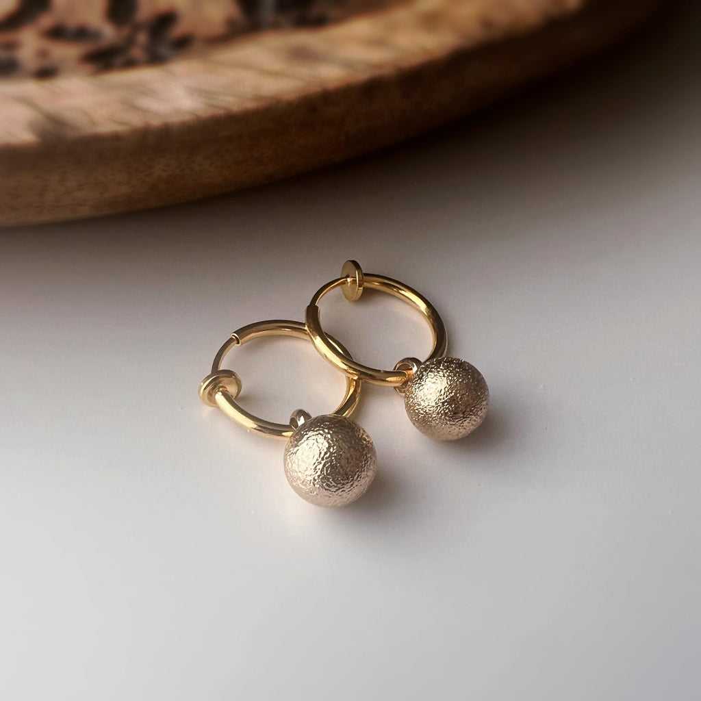 2-EN-1 Boucles d’oreilles CLIPS Créoles dorées & boule mate – Élégantes clips d’oreilles sans perçage