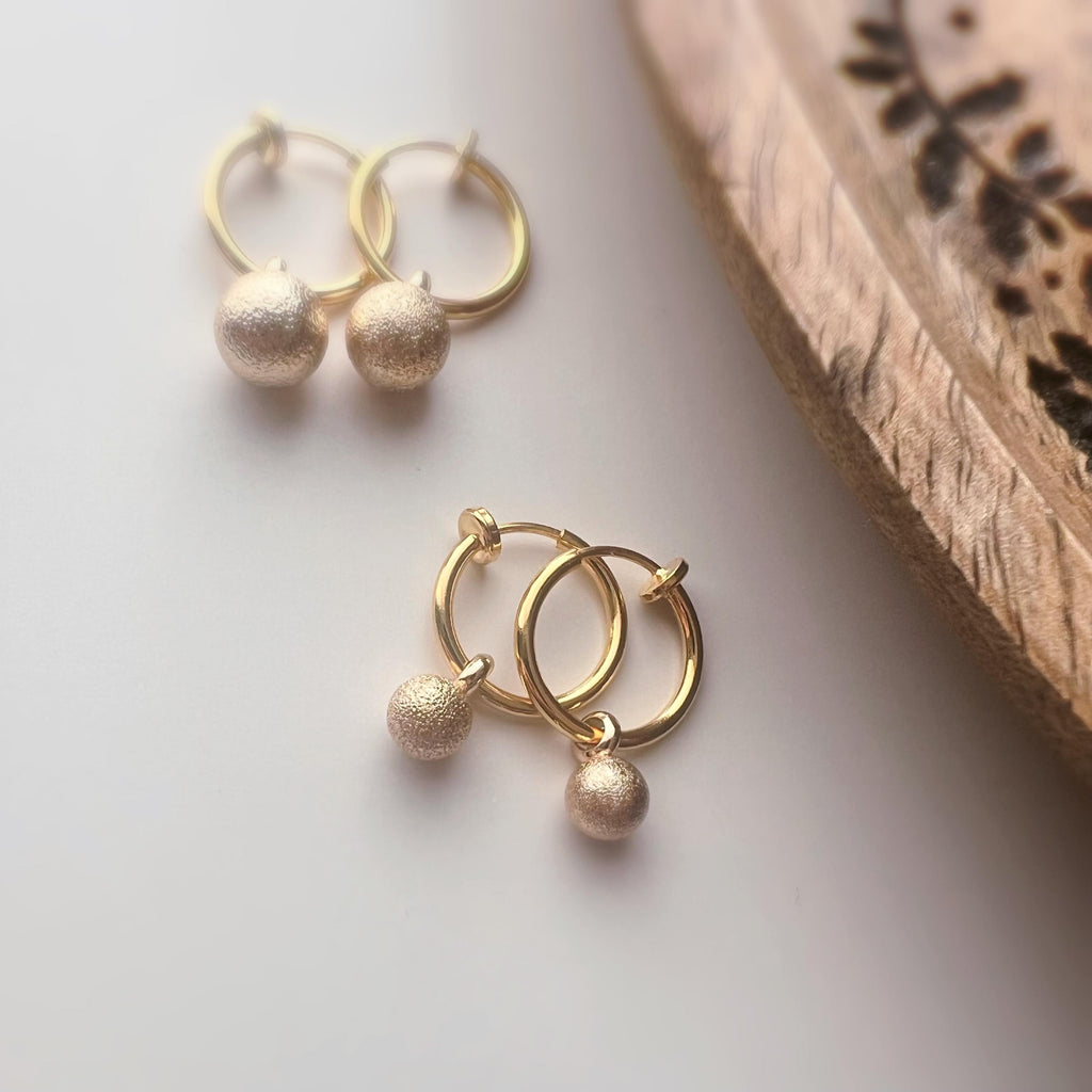 2-EN-1 Boucles d’oreilles CLIPS Créoles dorées & boule mate – Élégantes clips d’oreilles sans perçage