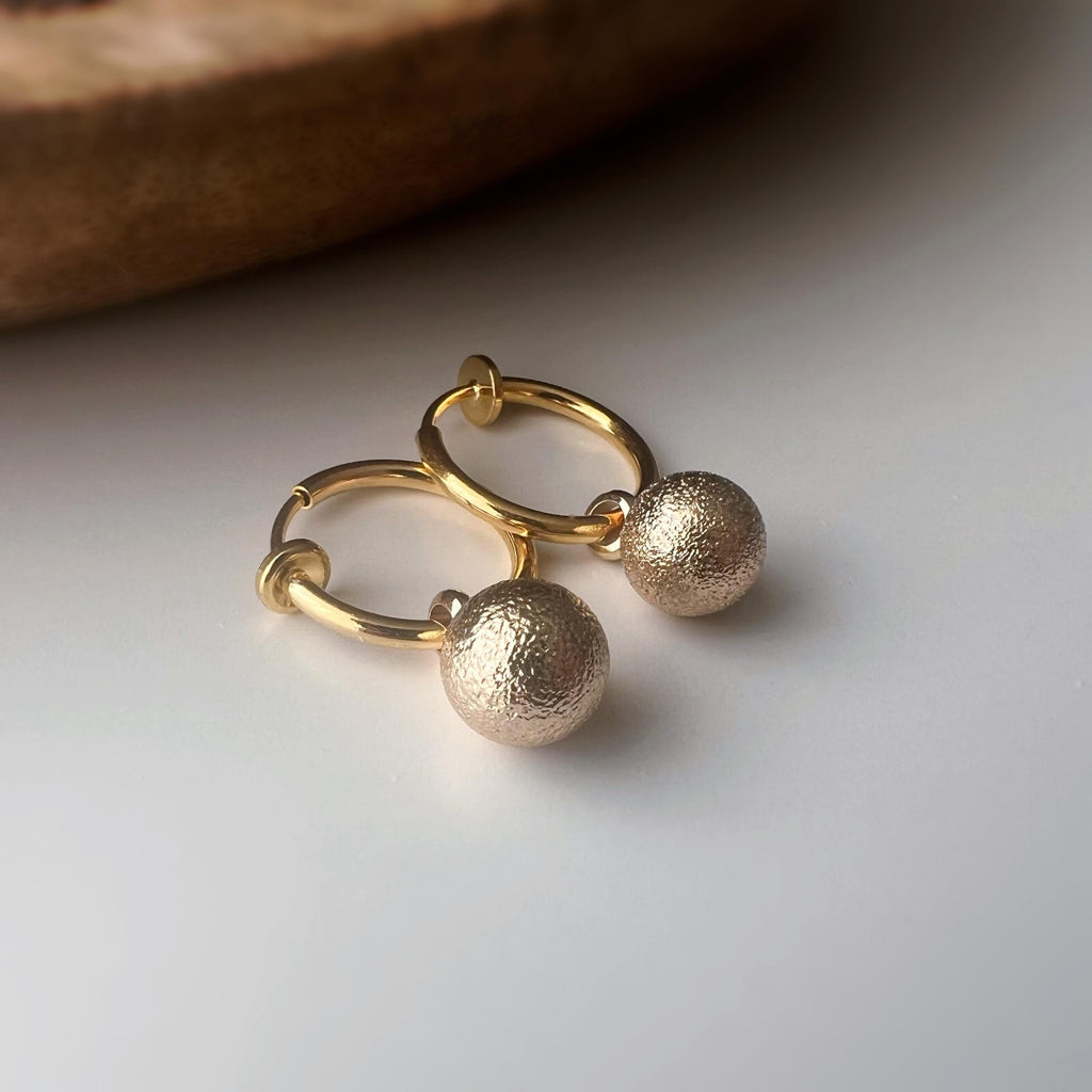 2-EN-1 Boucles d’oreilles CLIPS Créoles dorées & boule mate – Élégantes clips d’oreilles sans perçage