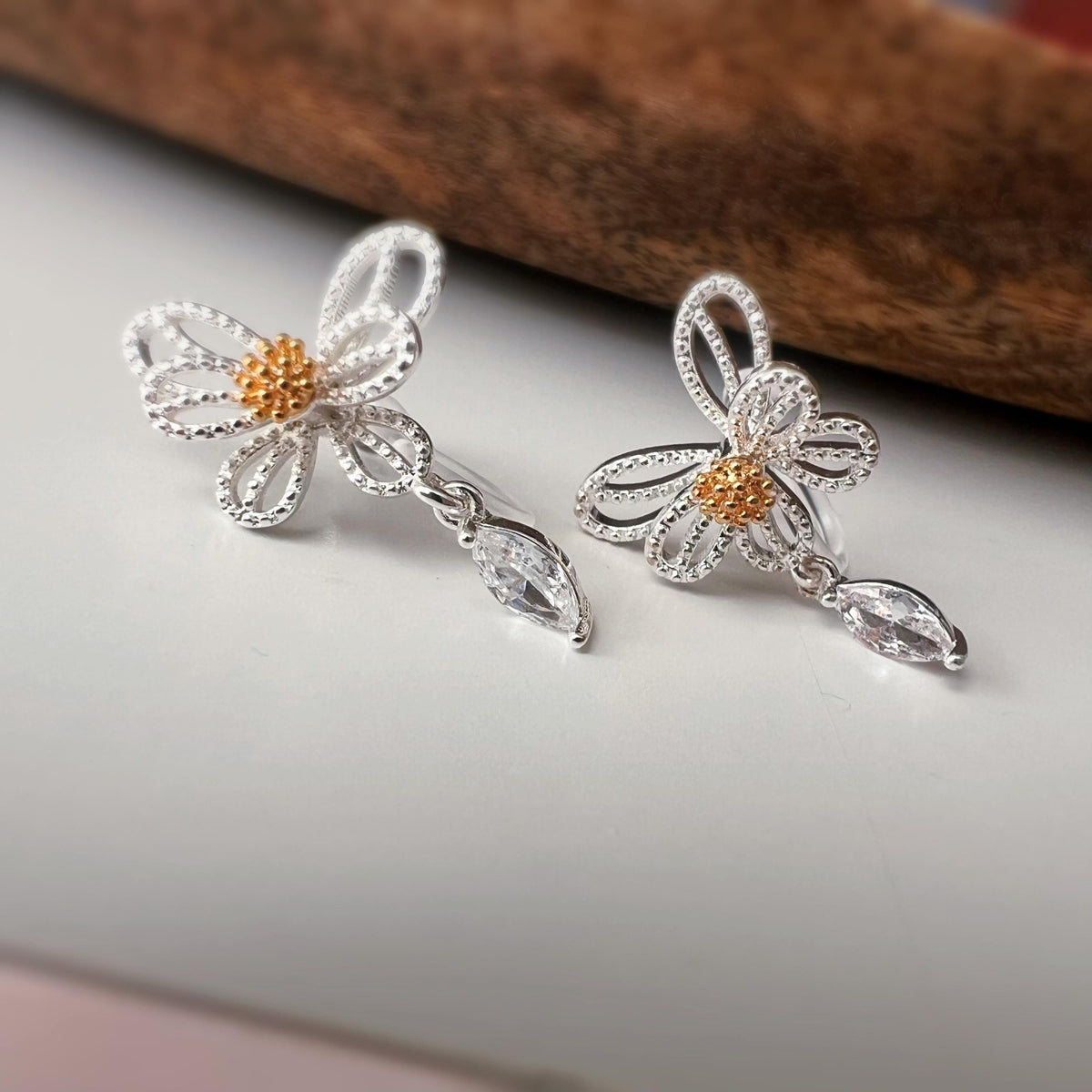 Clips d’oreilles fleur argentée – Zircon goutte – Sans perçage, élégantes et légères
