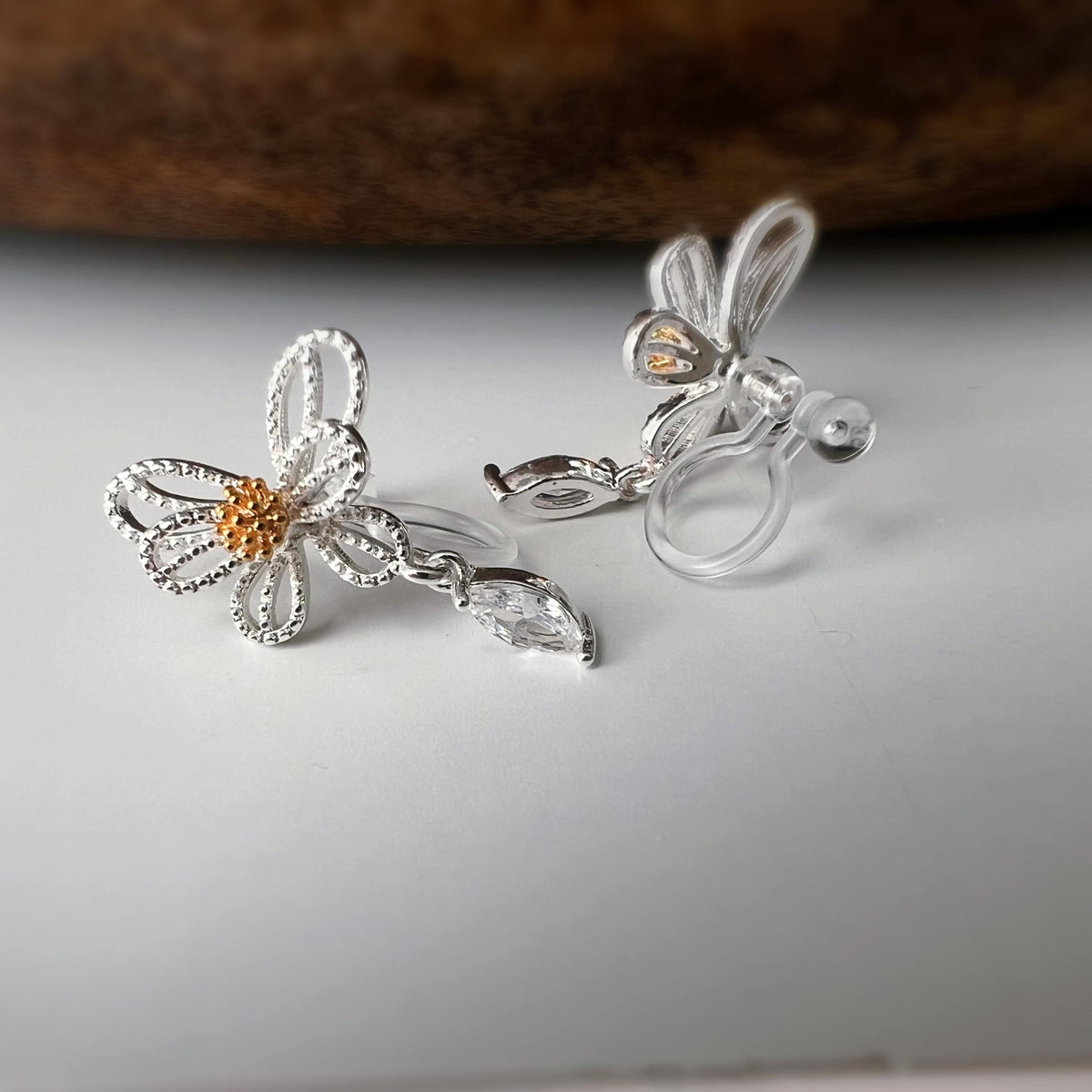 Clips d’oreilles fleur argentée – Zircon goutte – Sans perçage, élégantes et légères