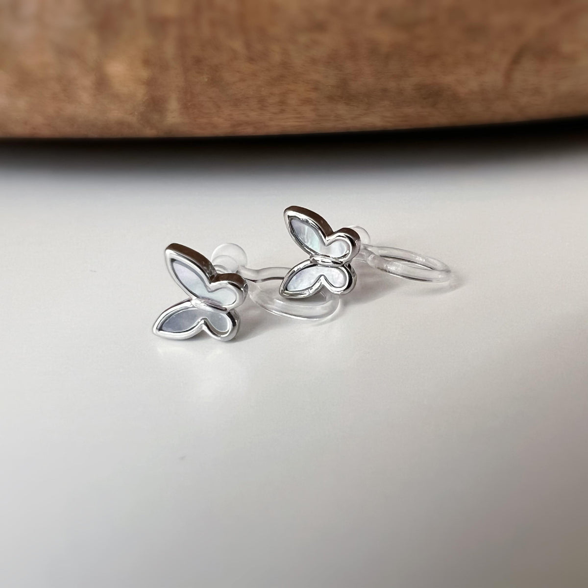 Mini CLIPS d'oreilles invisibles couleur Or petit papillon nacre blanche Boucles d'oreilles délicat minimaliste