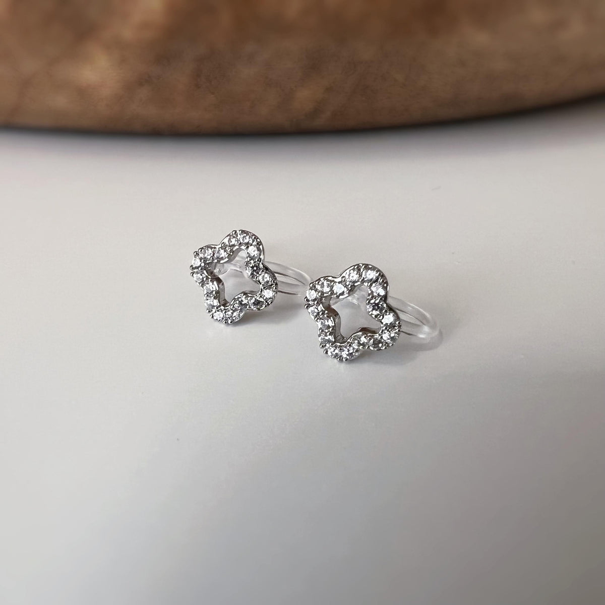 Clips d’oreilles sans perçage fleur strass couleur or et couleur argent – petites boucles clips élégantes en résine transparente