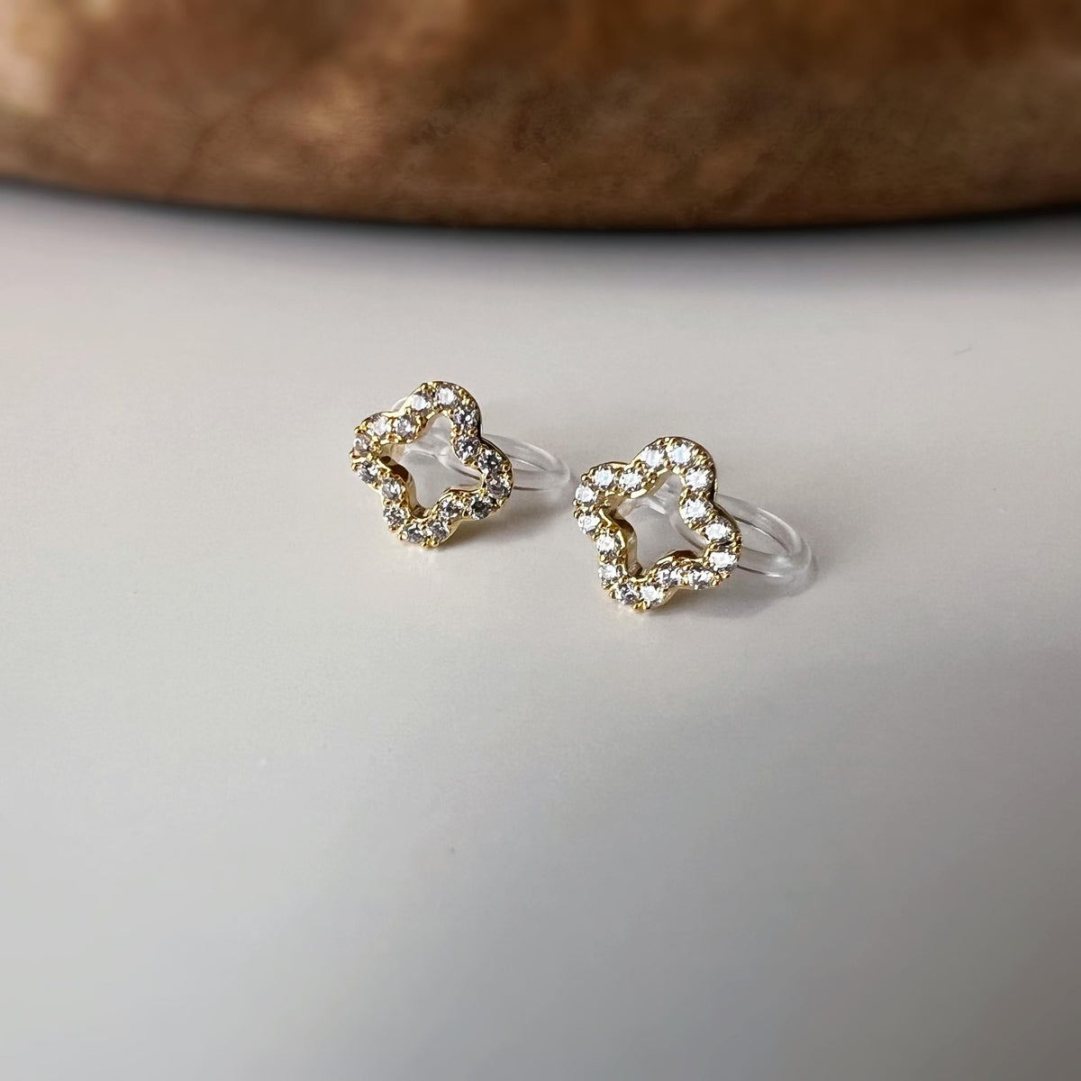 Clips d’oreilles sans perçage fleur strass couleur or et couleur argent – petites boucles clips élégantes en résine transparente