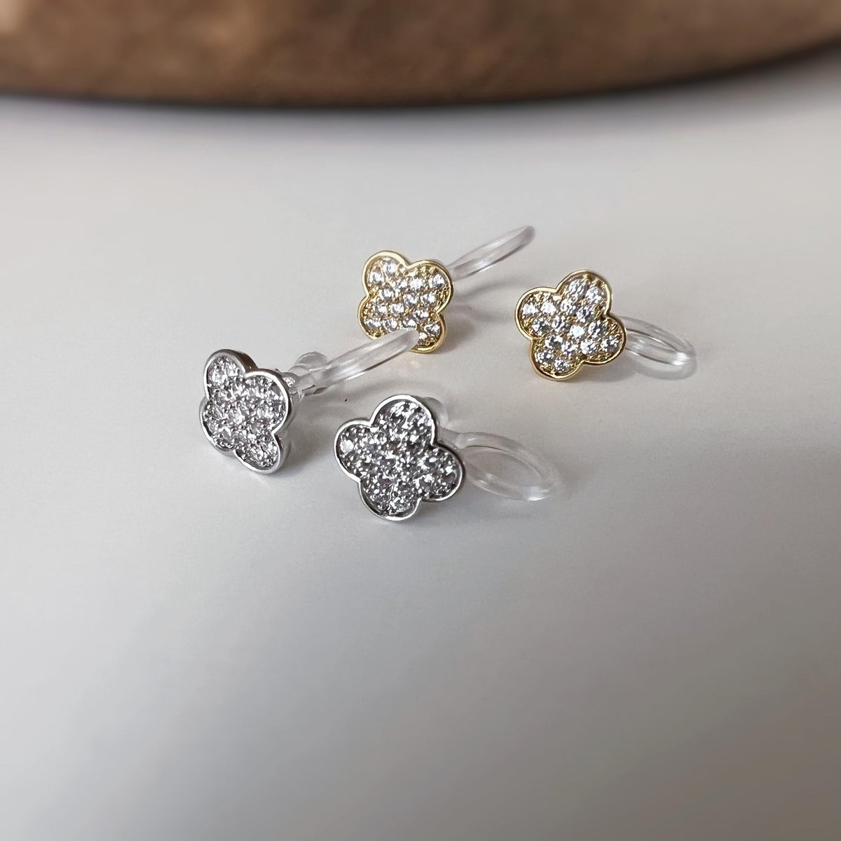 Clips d’oreilles sans perçage fleur strass couleur or et couleur argent – petites boucles clips élégantes en résine transparente