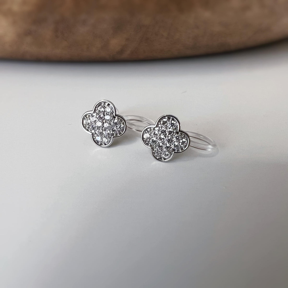 Clips d’oreilles sans perçage fleur strass couleur or et couleur argent – petites boucles clips élégantes en résine transparente