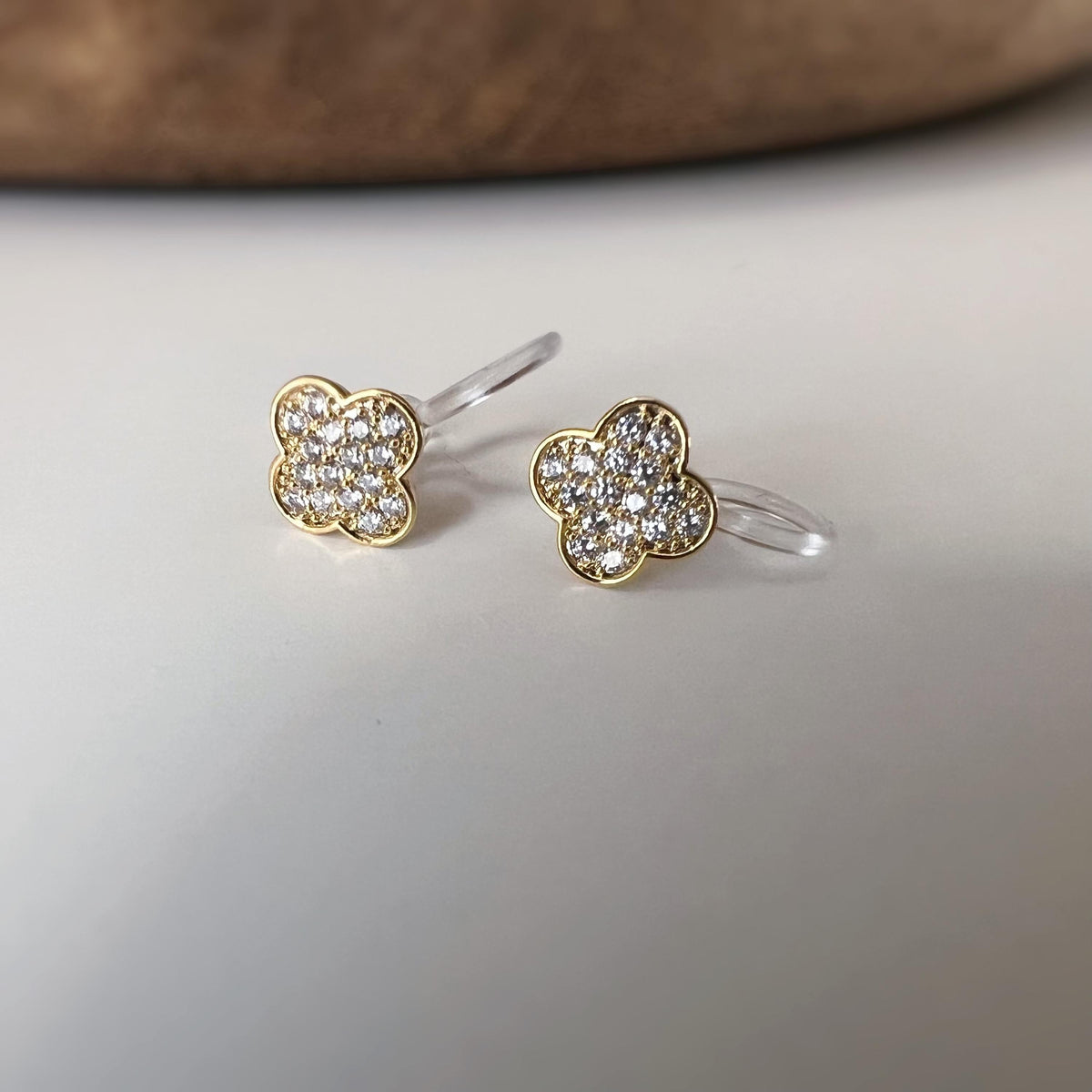 Clips d’oreilles sans perçage fleur strass couleur or et couleur argent – petites boucles clips élégantes en résine transparente